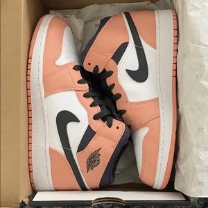Jordan 1 mid Pink Quartz